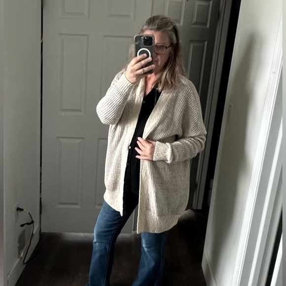Women’s Urban Outfitters Medium Oversized Sweater Fits Large Cream Tan Cardigan - Picture 4 of 9